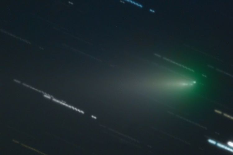 Comet ATLAS hancur berkeping-keping ~Kredit Gambar & Hak Cipta: Milen Minev (Instansi Astronomi Bulgaria dan NAO Rozhen), Velimir Popov, Emil Ivanov (Observasi Irida)