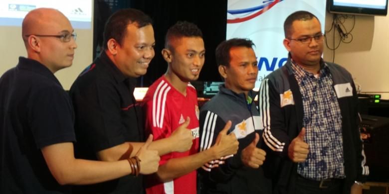 Dari kiri ke kanan: CEO Nine Sport Arif Putra Wicaksono, Managing Director MNCTV Nana Putra, Kapten Pro Duta FC  Faizal Asmi, Pelath Ansyari Lubis, dan CEO Pro Duta Wahyu Wahab. Mereka memberikan keterangan pers soal tur Pro Dutu ke Jerman. Di sana, Pro Duta akan melakoni tiga laga persahabatan yang salah satunya melawan kontestan Bundesliga 1, Hamburg SV, pada 12 Agustus. 