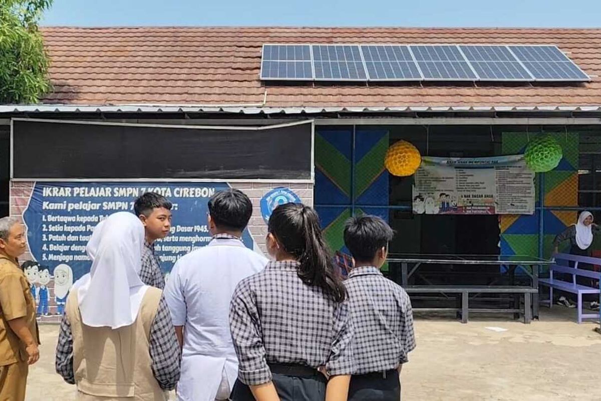 Sejumlah Pelajar SMPN 7 Kota Cirebon yang tergabung dalam Divisi Konservasi Energi, mengembangkan alat siram otomatis berbasis panel surya di sekolahnya pada Selasa (9/9/2025) siang. Mereka kini tengah mengerjakan lampu tembak untuk kegiatan belajar menggunakan metode panel surya.