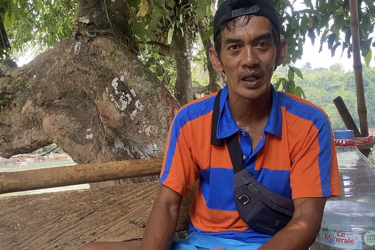 Kisah Agus Salim Menyambung Asa usai Jembatan Putus, Angkut Warga hingga Jenazah dengan Perahu Karet