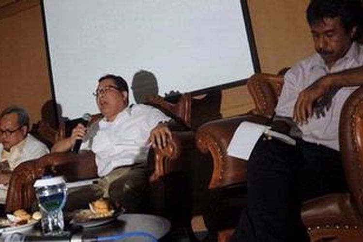 Anggota Komisi XI DPR Arif Budimanta (tengah, pegang mikrofon). KOMPAS/HENDRA A SETYAWAN