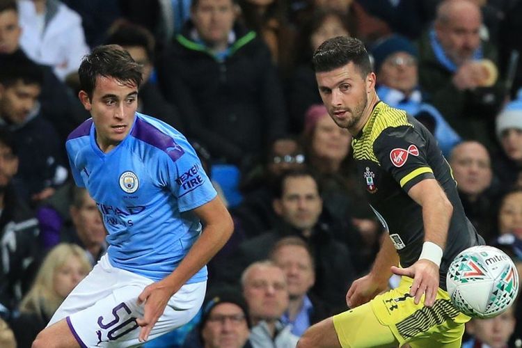 Eric Garcia membayang-bayangi Shane Long pada pertandingan Manchester City vs Southampton dalam babak ke-4 Piala Liga Inggris atau Carabao Cup di Stadion Etihad, 29 Oktober 2019. 