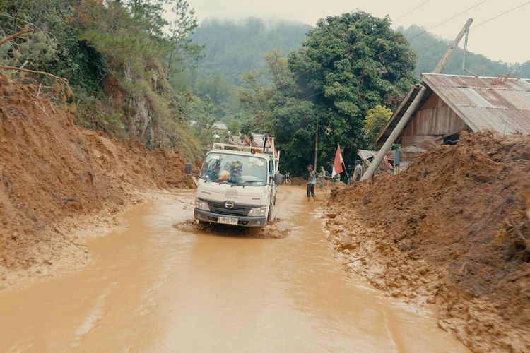 Armada pengangkut material PLN berupaya melewati jalur penuh lumpur pascabencana banjir dan tanah longsor di Aceh. Kerusakan masif pada jembatan penghubung dan akses jalan nasional maupun provinsi menjadi tantangan utama dalam mobilisasi material kelistrikan menuju lokasi-lokasi terdampak.

