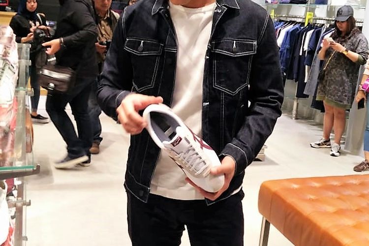 Nicholas Saputra mencoba sepatu di gerai Onitsuka Tiger di Mal 23 Paskal Bandung, Sabtu (29/9/2018)