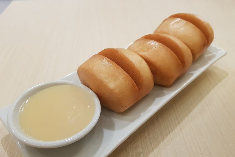  Roti Mantao khas China lengkap disajikan dengan SKM sebagai topping pelengkap.