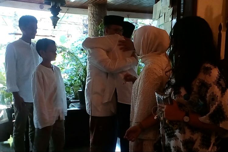 Gubernur DKI Jakarta terpilih, Anies Baswedan kala memeluk erat wakilnya, Sandiaga Uno di momen lebaran, Minggu (24/6/2017).