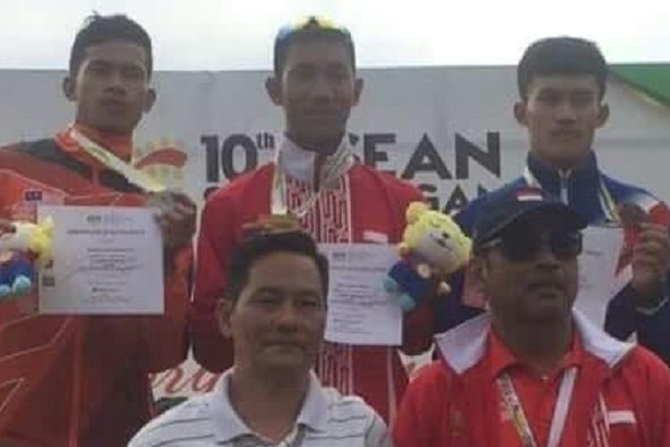 Atlet lompat jauh asal Indonesia, Ahmad Ambali Sukur (tengah) berhasil meraih medali emas pada ajang ASEAN School Games (ASG) 2018, di Kuala Lumpur, Malaysia, Sabtu (21/7/2018).
