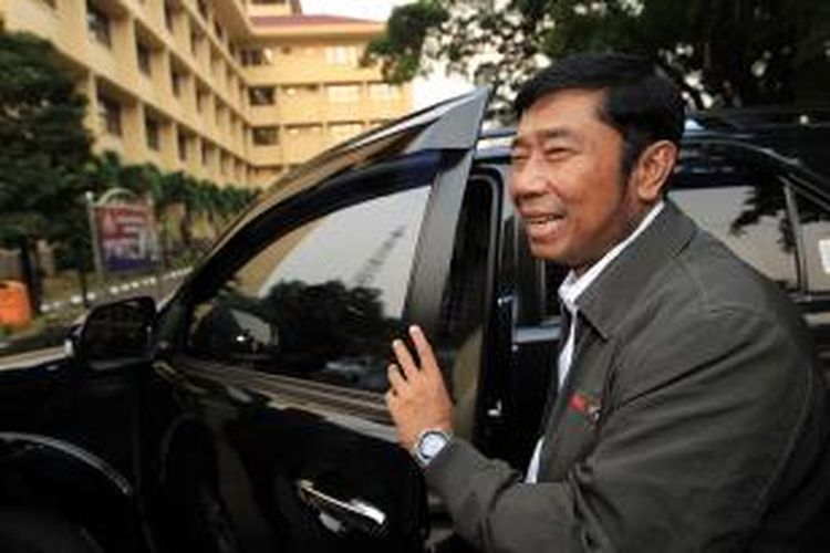 Abraham Lunggana alias Lulung usai diperiksa penyidik Direktorat Tindak Pidana Korupsi Badan Reserse Kriminal Polri di Mabes Polri, Jakarta, Senin (15/6/2015). Pemeriksaan ini terkait kasus dugaan korupsi pengadaan printer dan scanner untuk 25 SMAN/SMKN di Jakarta Barat.
