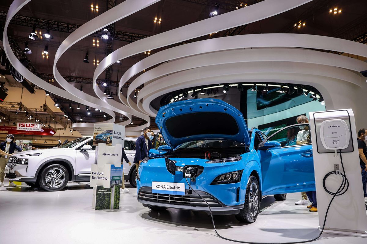 Suasana saat pameran kendaraan Hyundai Motors Indonesia (HMID) dalam gelaran GAIKINDO Indonesia International Auto Show (GIIAS) 2021 di ICE, BSD, Tangerang Selatan, Jumat (12/11/2021).