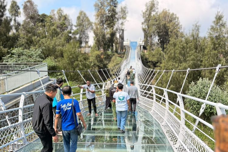 Harga Tiket Jembatan Kaca Bromo Rp 55.000, Pre-Launching Sedot Ratusan Pengunjung