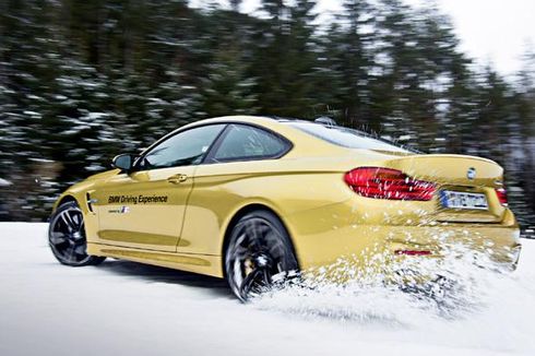 Pilih, ”Ngegas” BMW di Salju Swedia atau Pasir Bromo?