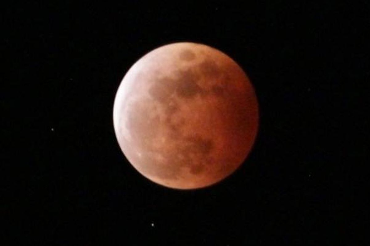 Ilustrasi gerhana bulan total.