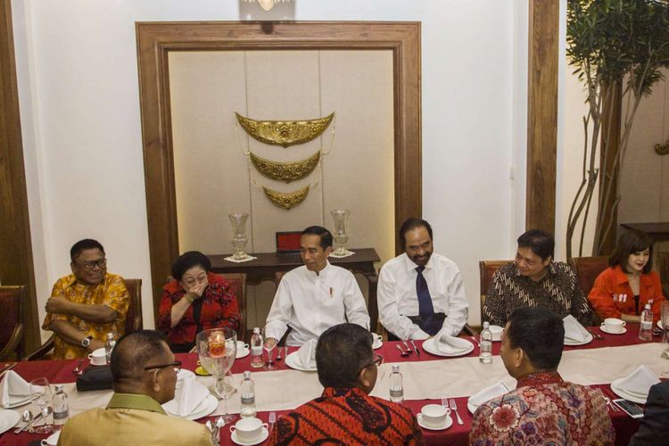 Presiden Joko Widodo (tengah) bersama pimpinan partai dan sekjen partai pengusung melakukan pertemuan di Jakarta, Kamis (9/8/2018). Hasil pertemuan tersebut memutuskan KH Maruf Amin sebagai cawapres yang akan mendampingi Jokowi pada Pilpres 2019.