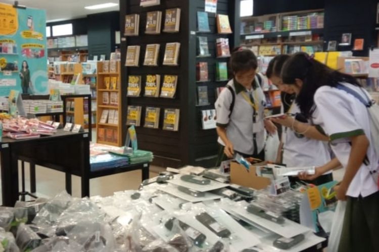 Foto : Para pelajar yang berbelanja buku dan peralatan sekolah di toko Gramedia cabang Maumere, Kabupaten Sikka, NTT, Selasa (10/3/2020).