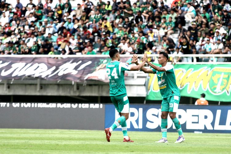 Pemain Persebaya Surabaya Leo Lelis dan Koko Ari Araya selebrasi usai menjebol gawang Persijap Jepara saat laga tunda pekan ke-8 Super League 2025-2026 yang berakhir dengan skor 4-0 di Stadion Gelora Bung Tomo Surabaya, Minggu (28/12/2025) sore.