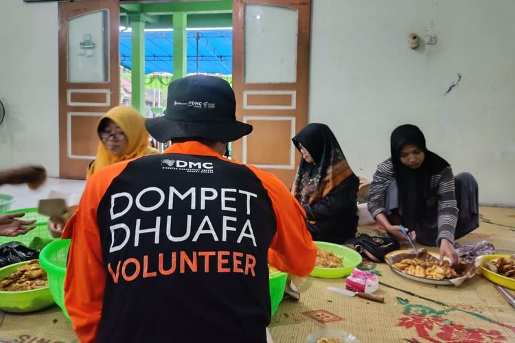 Dompet Dhuafa Jateng menyalurkan bantuan logistik bagi warga terdampak banjir di Kudus. 