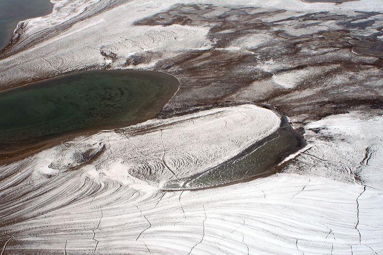 Ilustrasi permafrost di benua Arktik. Permafrost adalah lapisan tanah beku yang kian terancam mencair akibat perubahan iklim dan pemanasan global. Kali ini, ancaman lebih serius terjadi akibat tumpahan minyak atau bahan bakar diesel.