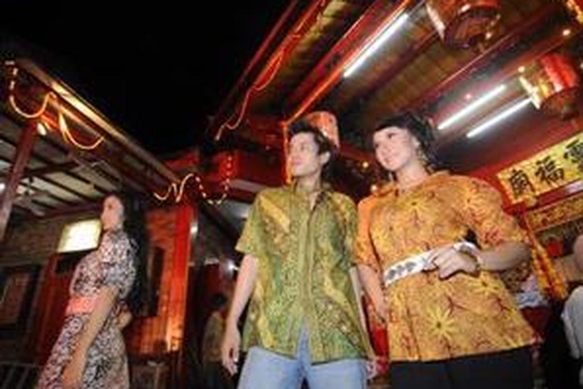 Sejumlah model memeragakan busana batik pesisiran pada Fashion On The Street di Pasar Imlek Semawis, Kota Semarang, Jawa Tengah, Jumat (23/1). Pasar Imlek Semawis kini tidak hanya sebagai tempat berlangsungnya kegiatan ekonomi, melainkan juga tempat akulturasi budaya Tionghoa dengan budaya lokal. 