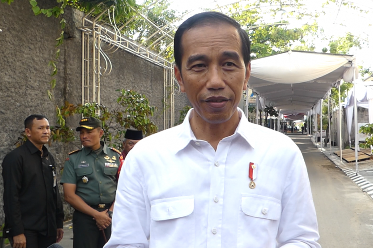 Presiden Jokowi saat berada di gang masuk tak jauh dari kediamannya, Senin (6/11/2017).