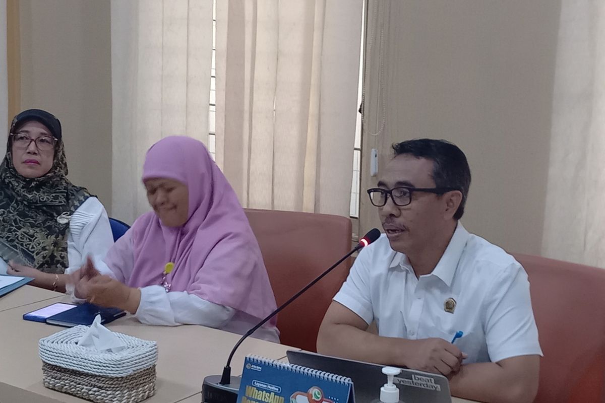 Kepala ATR/BPN Kabupaten Bantul (Kanan putih) Tru Harnanto saat memberikan penjelasan sengeketa tanah Mbah Tupon, Selasa (29/4/2025)