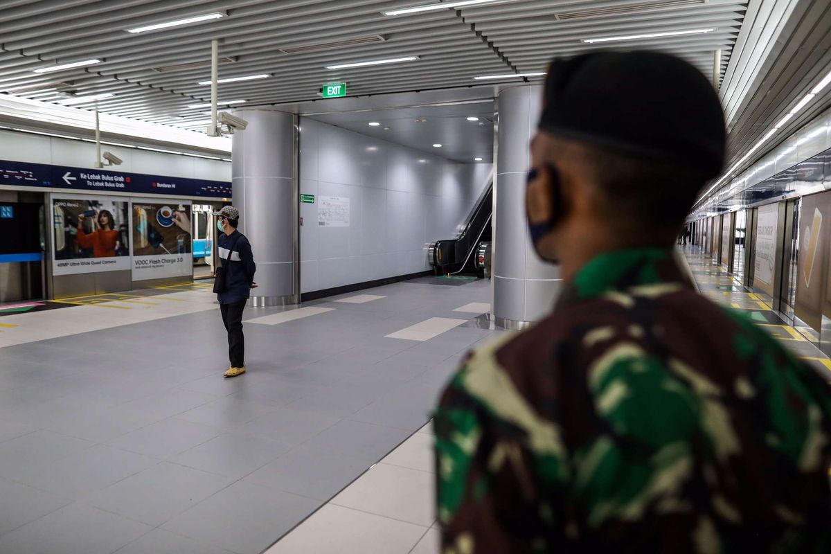 bPersonel TNI saat berjaga di Stasiun MRT Bundaran HI, Jakarta Pusat, Rabu (27/5/2020). Presiden Joko Widodo menginstruksikan Panglima TNI untuk mengerahkan personelnya dalam menertibkan masyarakat selama pemberlakuan pembatasan sosial berskala besar ( PSBB) untuk memutus mata rantai penularan Covid-19.