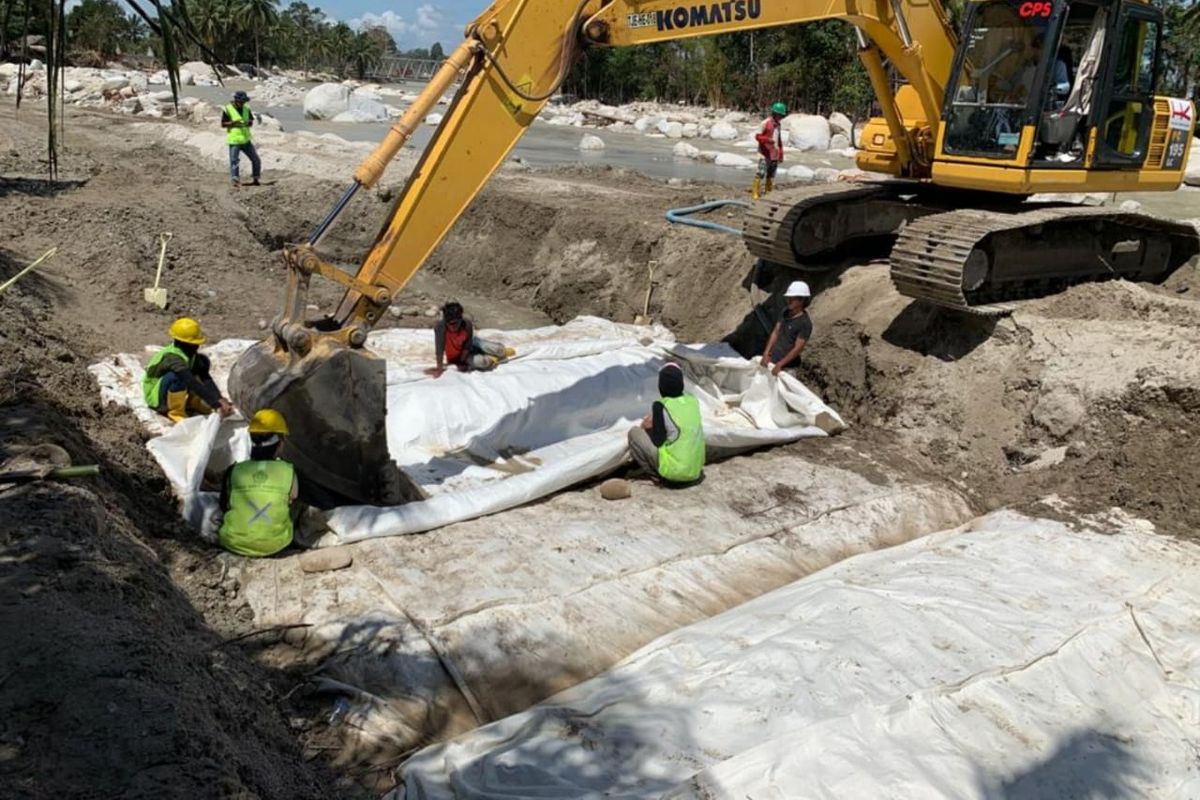 Pembangunan tanggul sementara di penanganan darurat banjir bandang di Kabupaten Luwu Utara, Provinsi Sulawesi Selatan.