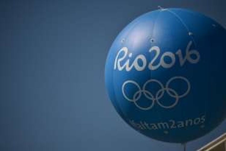 Sebuah balon dengan logo Rio de Janeiro 2016 menandai pembangunan arena Olimpiade, Agustus 2014. 