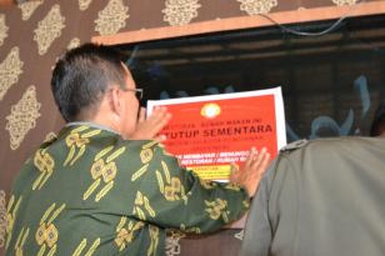 Petugas penertiban Dinas Pendapatan Daerah (Dispenda) Kota Pontianak menyegel tempat usaha yang menunggak pembayaran pajak (7/1/2016)