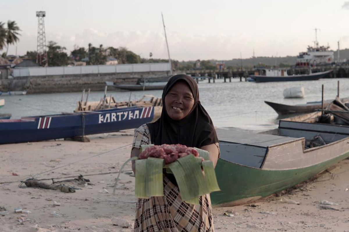 Arti bersama keluarganya menerima daging kurban dari THK Dompet Dhuafa NTT di Desa Papela, Kabupaten Rote Ndao, Senin (17/6/2024).  