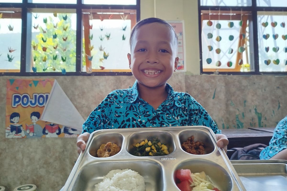 Siswa SDN Kebalenan Banyuwangi gembira menerima MBG