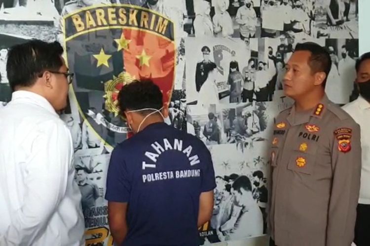 Lagi-lagi guru ngaji di Kabupaten Bandung Cabuli santrinya, YHS alias S (19) terpaksa diamankan jajaran Satreskrim Polresta Bandung lantaran mencabuli ketiga santrinya yang masih di bawah umur.