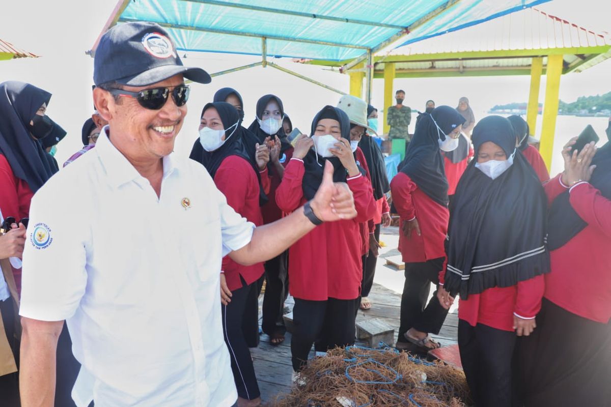 Menteri Kelautan dan Perikanan (Menteri KP) Sakti Wahyu Trenggono dalam soft launching Kampung Budidaya Rumput Laut di Desa Liya Bahari, Kecamatan Wangi Wangi Selatan, Kabupaten Wakatobi, Sultra, Rabu (8/6/2022).