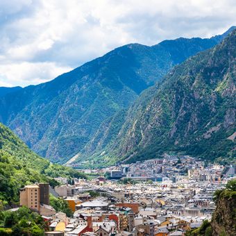 Ilustrasi pemandangan kota La Vella, Andorra. 
