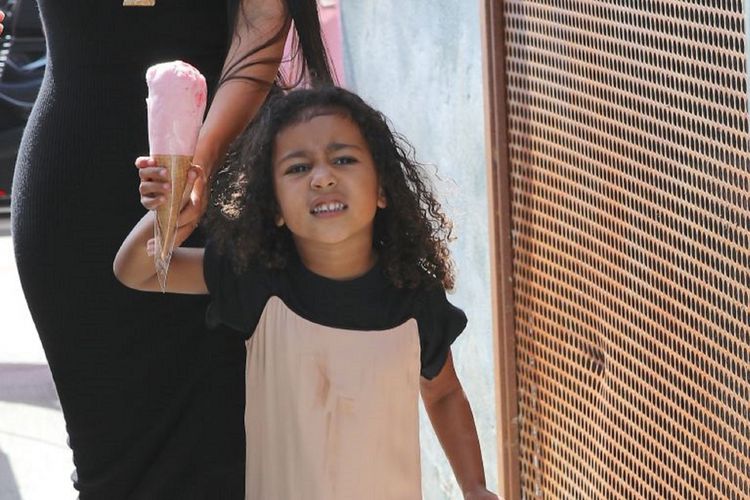 North West sedang berjalan bersama Kim Kardhasian ke Museum of Ice Cream, Los Angeles. Gadis kecil ini merasa terganggu dengan para paparazi.