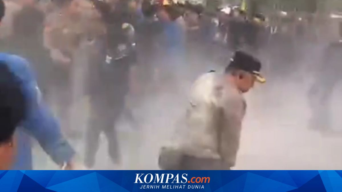 Perwira Polisi AKBP Adri Patah Kaki Saat Amankan Demo Mahasiswa di DPR