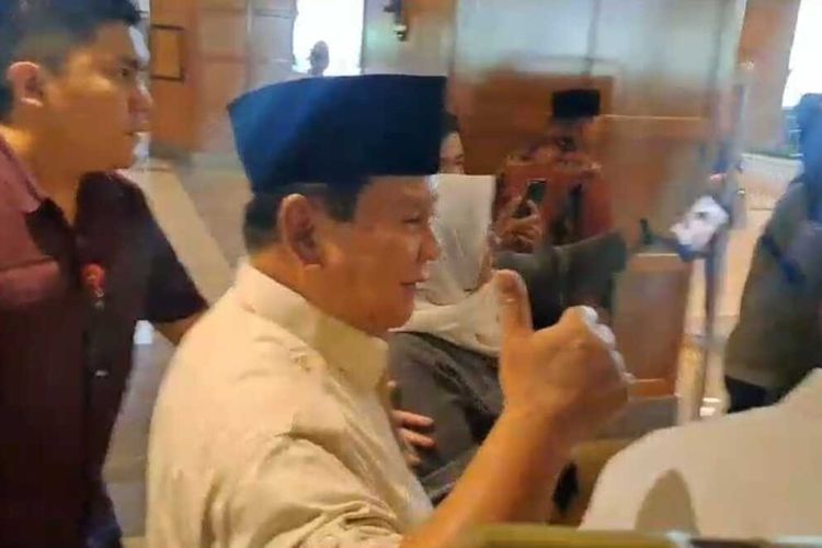 Bacapres Prabowo Subianto usai bertemu para kiai di Hotel Shangrilla Surabaya, Kamis (28/9/2023)