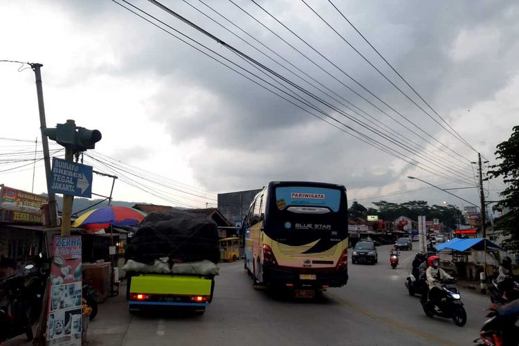 Arus lalu lintas di jalan lingkar Ajibarang, Kabupaten Banyumas, Jawa Tengah, pada Minggu (8/5/2022) siang, ramai lancar.