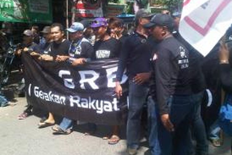 Aksi pekerja komplek pelacuran Gang Dolly, Surabaya, Senin (19/5/2014).