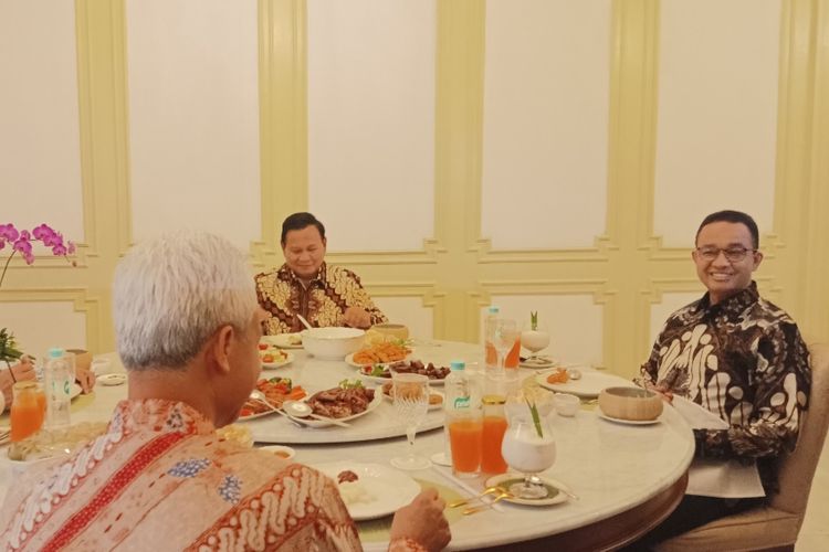 Presiden Joko Widodo saat mengajak para bakal calon presiden (capres), yakni Ganjar Pranowo, Prabowo Subianto dan Anies Baswedan makan siang bersama Istana Merdeka, Jakarta, pada Senin (30/10/2023).
