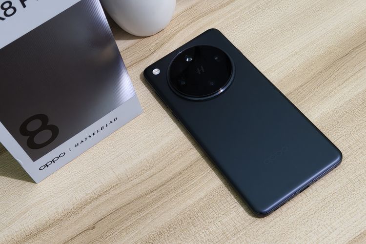 Bagian belakang Oppo Find X8 Pro. Desain punggung Oppo Find X8 Pro terlihat cukup elegan dengan warna hitam yang keabu-abuan dan tak terlalu pekat.  Punggung ponsel ini juga tidak mengilap sehingga tak begitu licin ketika digenggam berlama-lama, serta mudah dibersihkan dari bekas sidik jari.
