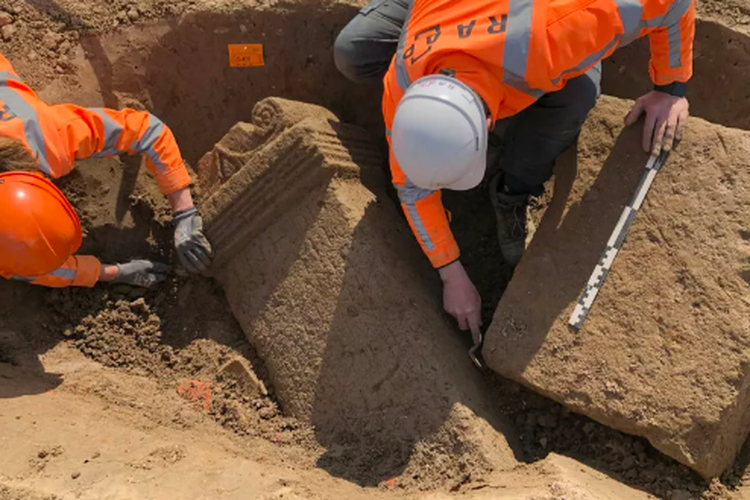Arkeolog menggali altar nazar di sebuah kuil romawi kuno yang ditemukan di Belanda
