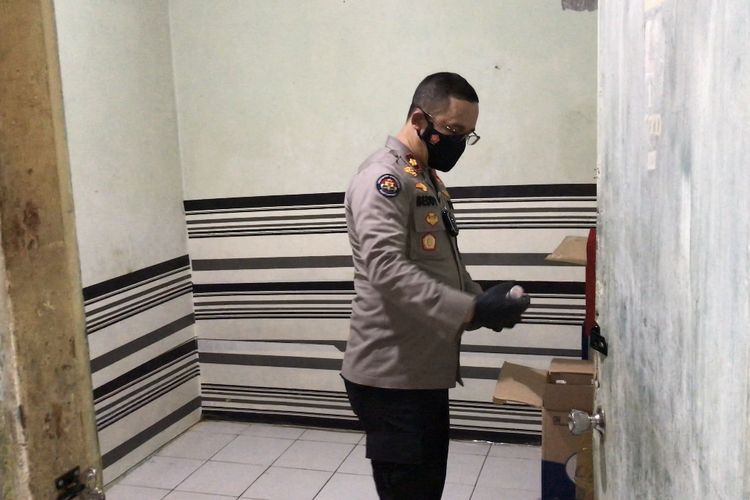 Kapolsek Metro Setiabudi, Kompol Beddy Suwendi memimpin penggerebekan kamar kontrakan di kawasan Karet Kuningan, Setiabudi, Jakarta Selatan yang dijadikan gudang dan tempat jual beli online ilegal pada Selasa (7/9/2021) malam.