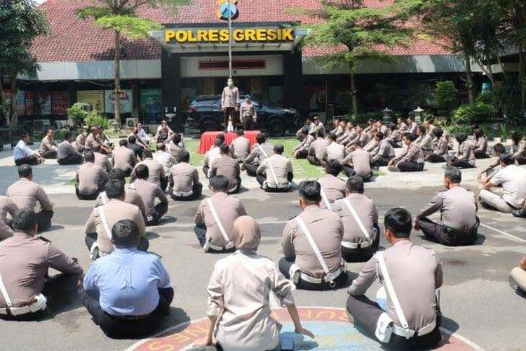 Anggota Polres Gresik dijemur sekaligus mendapat tausiah agama di halaman Mapolres Gresik, Senin (30/3/2020). Cara ini untuk pencegahan penyebaran virus corona. 