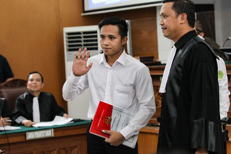 Terdakwa pembunuhan berencana terhadap Nofriansyah Yosua Hutabarat atau Brigadir J, Richard Eliezer menjalani sidang pembacaan dakwaan di Pengadilan Negeri Jakarta Selatan, Selasa (18/10/2022).