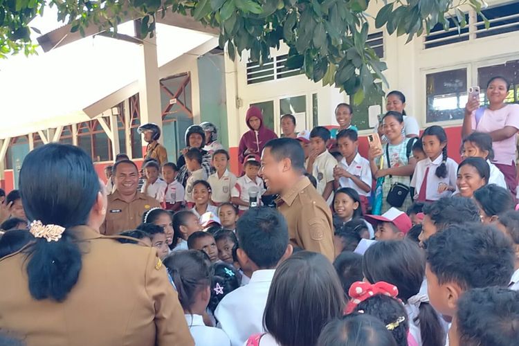 Beri Trauma Healing Untuk Siswa 2 Sekolah, Bupati Sikka: Sepekan ke Depan Harus Seperti Ini!