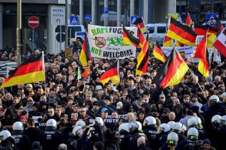 Ribuan orang menggelar unjuk rasa di Jerman pada Januari 2016 menuntut polisi mengusut serangan seksual massal oleh pria imigran pada malam pergantian tahun, 31 Desember 2015.