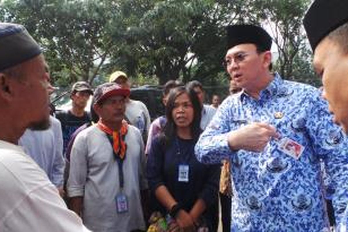 Saat Gubernur DKI Jakarta Basuki Tjahaja Purnama dicegat Pekerja Harian Lepas (PHL) Monas, Rabu (28/10/2015). 