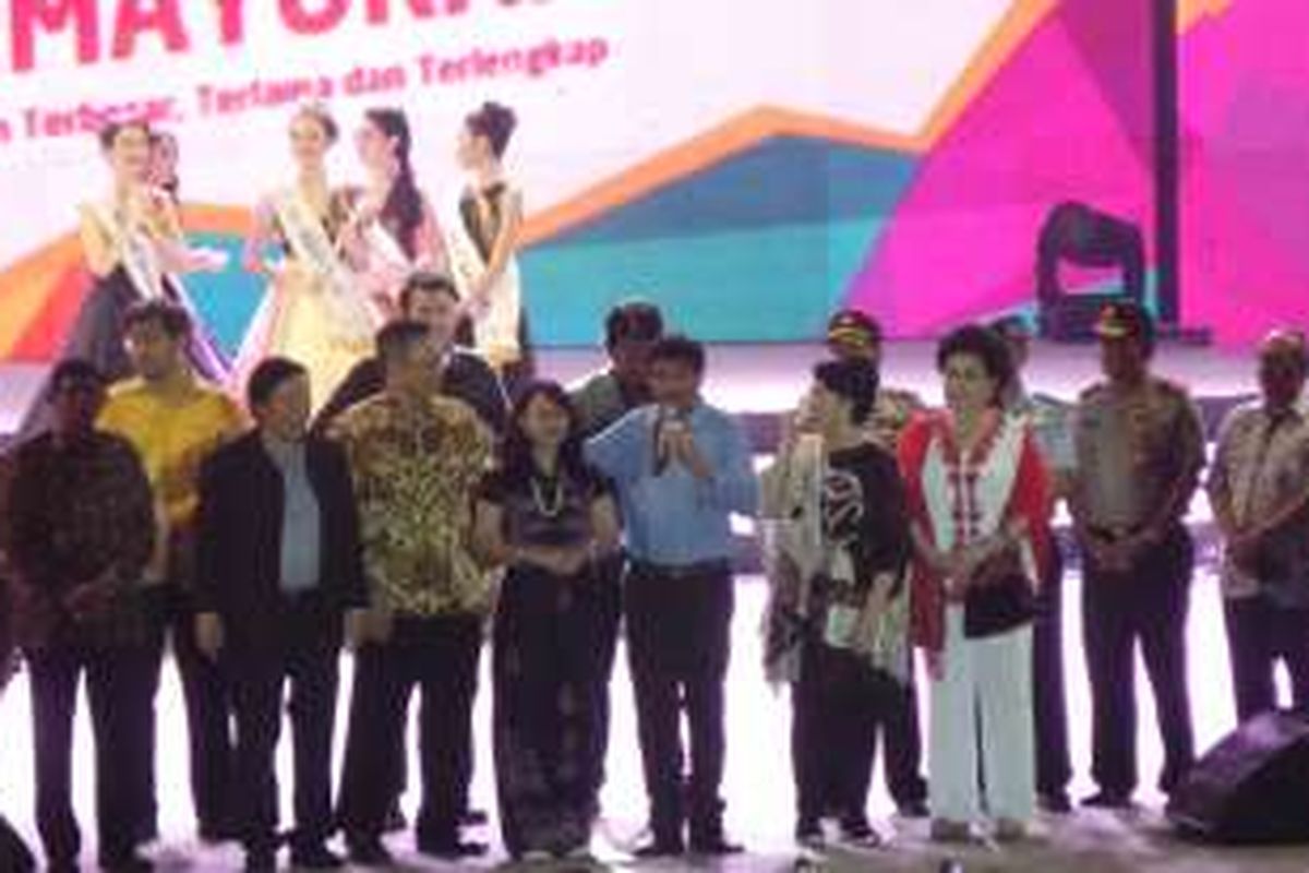 Wakil Gubernur DKI Jakarta Djarot Saiful Hidayat bersama para petinggi JIExpo menutup pagelaran Jakarta Fair Kemayoran 2016, Minggu (17/7/2016) malam. 