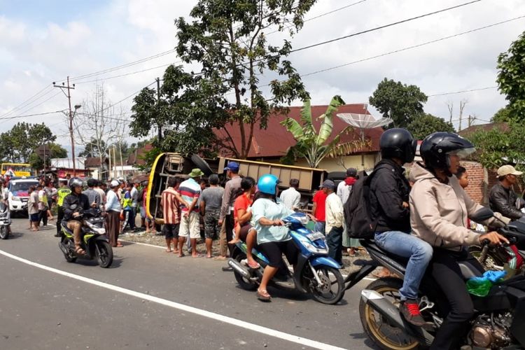 Bus membawa rombongan wisatawan tetguling di Kabupaten Rejang Lebong, Bengkulu, Minggu (20/1/2019)