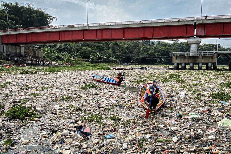 Lautan sampah membentang di perairan Sungai Citarum di kawasan Batujajar, Kabupaten Bandung Barat (KBB), Jawa Barat, Rabu (12/6/2024) pagi. Tepat di bawah Jembatan Callender Hamilton (DH) atau Babakan Sapan (BBS) sampah-sampah itu menutup lapisan air sepanjang mata memandang dari ujung aliran sungai hingga muara di waduk Saguling.